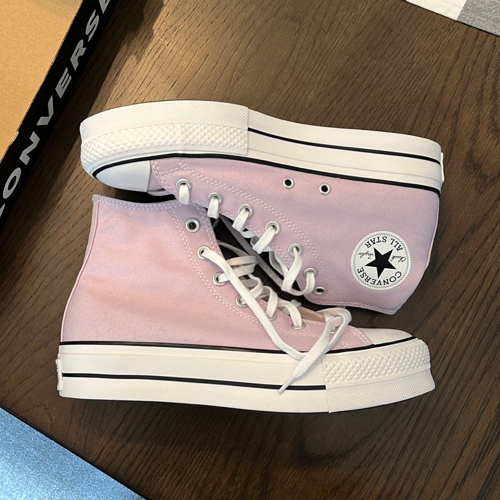 New in Box “Pale Amethyst” Converse